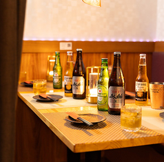 広々とした木目調の半個室テーブル席4名から6名席オフィシャルな宴会やプライベートな飲み会、女子会から合コンなどの様々なシチュエーションでご利用頂けるモダン半個室シートです!!　2名様から最大50名様まで対応可能◎