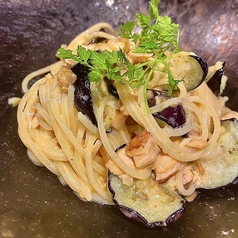 スモークした秋鮭と揚げなすのクリームソース