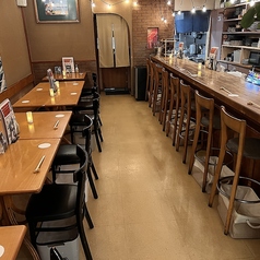 テーブル席で12席、カウンター席10席、最大で25席まで可能