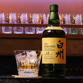 【白州12年：森が育んだ清冽なシングルモルト】新緑を思わせる爽やかな香りと、微かに漂うスモーキーな余韻。森の蒸溜所で熟成されたこの一杯は、若葉のような瑞々しさとキレの良い味わいが魅力です。心ほどけるような清涼感は、まさに「森の聖域」の結晶。オン・ザ・ロックや、香りが際立つハイボールで。