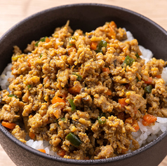 小さめの鶏そぼろ丼/カレーライス