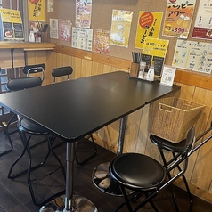 4名様用のテーブル席を2卓ご用意しており、小規模な会社宴会や歓送迎会に最適です。親しい仲間と共に、和やかな雰囲気の中で楽しい会話と美味しい料理を楽しんでいただけます。思い出に残る素敵な時間をこちらでお過ごしください☆