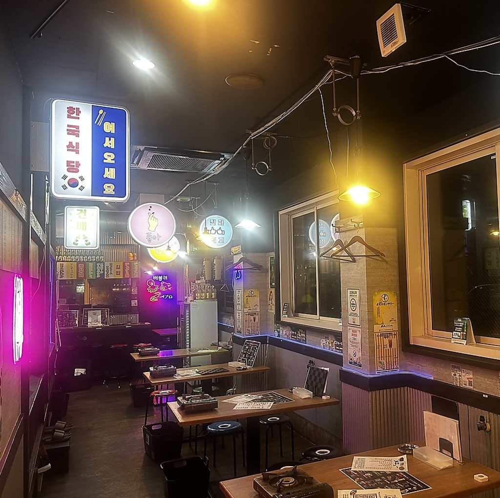 店内は韓国の看板とネオン照明で雰囲気抜群！！ちょっとした韓国旅行気分を！！