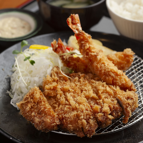 サクサクの絶品とんかつをランチ・ディナーで！ゆったりソファー席やドリンクバーも◎