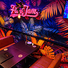 ピンクのネオン「Welcome to The Jungle」が映えるおしゃれなボックス席!暗闇に青いライティングが灯るフォトジェニックな空間は、写真映え抜群でテンションUP間違いなし★気分が高まる雰囲気で楽しむ女子会や誕生日サプライズ、賑やかな飲み会から朝までの二次会にも大活躍の特等席です!