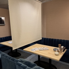 落ち着いた雰囲気の中で、友人と楽しい会話を楽しめるこの空間。料理を楽しむだけでなく、料理人との距離が近く、まるでプライベートディナーのようです★シンプルで洗練されたインテリアが心を癒してくれ、特別な日のディナーにもぴったりな場所です♪素敵な思い出を作ってみてください◎