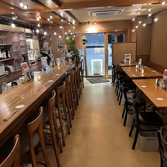 テーブル席で12席、カウンター席10席、最大で25席まで可能