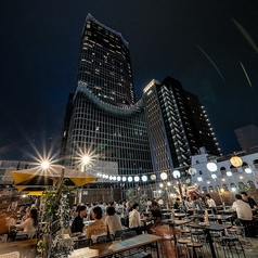 当店では、開放感溢れる屋上スペースでビールを楽しむことができます。