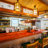 木の温かみを感じる店内