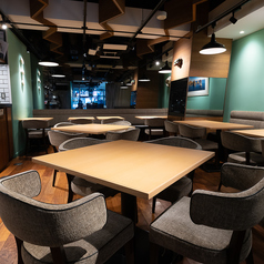 4名様用のテーブルは繋げることで最大8名様までご利用可能です。友人との飲み会やカジュアルな集まりなど、グループでのご利用に最適。賑やかに本格的なメキシコ料理を囲みながら、楽しいひとときをお過ごしください。