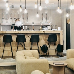 シーシャの香りが最もダイレクトに届く特等席。熟練のスタッフがフレーバーを操り、最適な熱管理で「最高の一本」を仕上げるライブ感を間近に堪能できます。お一人様でも気兼ねなく、上質な煙の誕生を五感で愉しむ贅沢なひとときを。