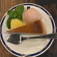 絶品のピスタチオのアイス/バスクチーズケーキ(ミニアイス添)/ガトーショコラ(ミニアイス添)