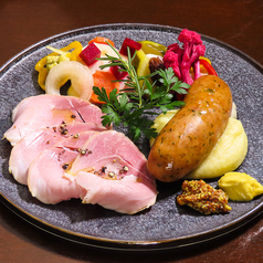 自家製ソーセージ・ハム盛り合わせ ピクルス添え