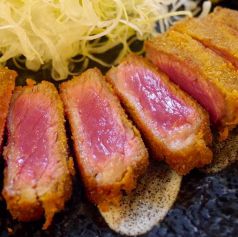 【牛かつ定食1300円】肉厚でミディアムレアな牛かつを！