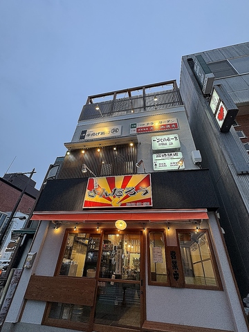 JR高崎駅西口徒歩4分。1階は手軽な串揚げ屋。2階は個室のこだわり焼肉屋。3階はBBQ