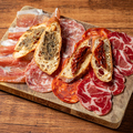 料理メニュー写真&nbsp;アッフェタートミスト（生ハムサラミ盛り合わせ）