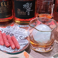 丸氷で愉しむ琥珀の一杯と絶品おつまみ