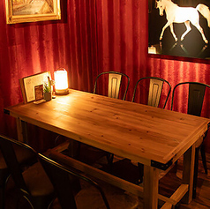 木は、安らぎを感じさせてくれ、心地よい雰囲気を醸し出します。木を使用した家具は、その独特の木目や色合いが個性的です。