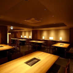 明るい照明が照らす落ち着いた空間。オープンスペースには6名様用のテーブル席がございますので、ちょっとしたお集まりや宴会にもご利用いただけます◎当店自慢の絶品お肉をたっぷり堪能し、至福のひとときをお過ごしください☆