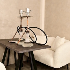 二人で座ってもゆとりのある、大きなソファを全室に完備しました。友達や恋人とゆっくりお喋りしたり、静かに煙に癒やされたり。まるで自宅のようなくつろぎを、プロが淹れる最高の一杯と共にお過ごしください。