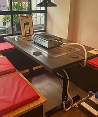 写真の席は最大で4名～6名座れます。他にも2名席、4名席とご用意がございます。