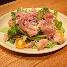 生ハムとチキンのシーザーサラダ