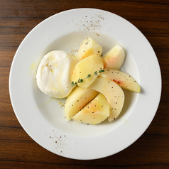 季節のフルーツとブラータチーズ