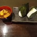 料理メニュー写真&nbsp;おにぎり(塩、梅、鮭) 赤出汁付き