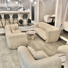 友人同士や仕事仲間など、少人数でのご利用に最適な3名掛けのソファ席です。広めの設計なので、3人でも窮屈さを感じず、それぞれのペースでゆったりとシーシャを愉しめます。