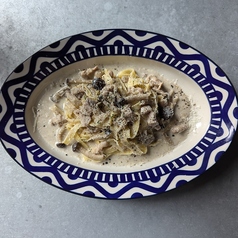地鶏とキノコのクリームパスタトリュフ風味