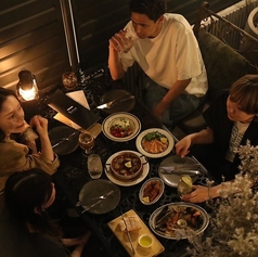 テラスが気持ちいい季節となってまいりました。テラス席でBBQコースを是非お楽しみください。