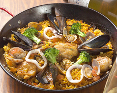 高級香辛料「サフラン」とたっぷりの魚介のエキスで炊き上げた「バレンシア風パエリア」