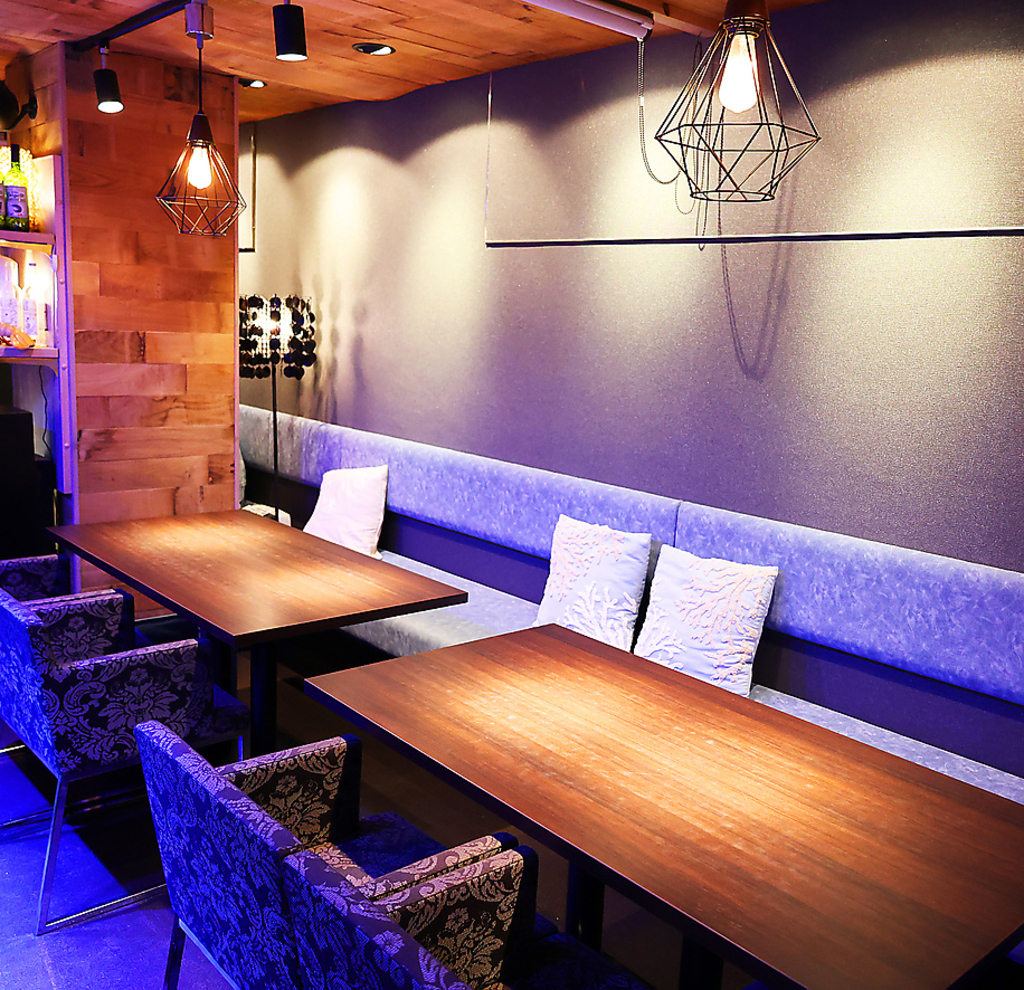 ターコイズブルーのベンチシートが魅力なダイニング席☆