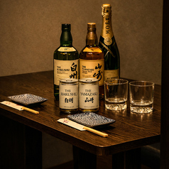 【2～4名様用個室席】2～4名様用個室席は、デートや女子会、気の合う仲間との飲み会など少人数でのご利用に最適なプライベート空間です。木の温もりを感じる落ち着いた雰囲気の中、周囲を気にせず会話と料理を楽しめるのが魅力。やわらかな灯りに包まれた上質な空間は、特別な時間をより一層引き立てます。