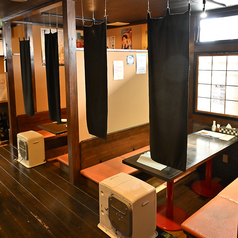 〈掘りごたつ風テーブル席〉どなたでもご利用いただきやすいテーブル席◎居心地の良いアットホームな空間で気さくなスタッフが明るいおもてなし♪