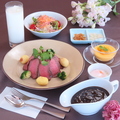 料理メニュー写真&nbsp;【名物】黒カレー　ローストビーフ添え（サラダ付）