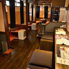 〈カウンター席〉お一人様もお気軽にご来店いただけるカウンター席！落ち着いた空間で自慢のお料理をお楽しみください♪