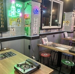 テーブル席でゆったりお座りいただけます。アットホームな雰囲気でがやがや楽しんでください。