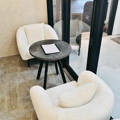 程よい距離感で向かい合える2名掛けのテーブル席は、シーシャを囲みながら大切な人との深い会話に最適です。