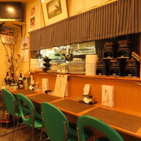 店主との距離も近いカウンター席