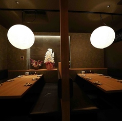 6名様席を3卓ご用意。仕切りを外してつなぐなどは出来ませんが、席同士が背中合わせになる配置で、最大18名様までの大人数宴会にも対応可能です。会社宴会や歓送迎会にご利用ください。