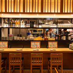 お仕事帰りのサク飲みにも！ライブ感のあるカウンター席は人気です♪