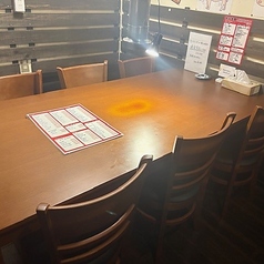 当店には、6名様掛けの半個室のテーブル席が1つございます。プライベートなお食事や特別な集まりに最適な空間で、周囲を気にせずお楽しみいただけます。大切な方とのひとときを、落ち着いた雰囲気の中でお過ごしください。