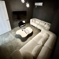 周囲の視線を気にせず、目の前のシーシャと対話できるプライベートな個室席。仕切りによって程よくパーソナルな空間が保たれているため、連れの方と気兼ねなく会話を楽しんだりするのに最適。お店の落ち着いた雰囲気を感じつつも、自分たちだけの「隠れ家」のような安心感の中で、上質な煙を心ゆくまでお愉しみください。