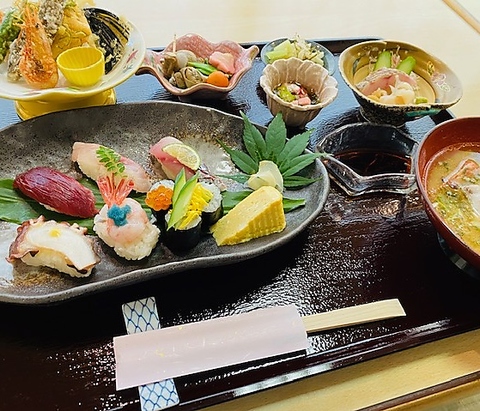 厳選した旬の食材と料理人の技が活きた料理をお届けします。