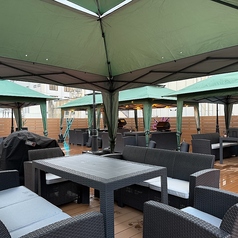 当店では、広々としたスペースに2名～12名様用のソファーが11卓完備されています♪ そのうち2卓は禁煙席となっており、小さなお子様連れのお客様も安心してご利用いただけます。手ぶらで気軽にBBQを楽しむことができ、さらに、大型テントも設置しているため、急な雨でも安心してお楽しみいただけます。