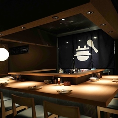 【デート・お一人様に最適】広々としたカウンター席は8席ご用意。職人の調理風景を眺めながら、お酒と料理を楽しむ特等席です。会話も弾み、特別なひとときを過ごせます。