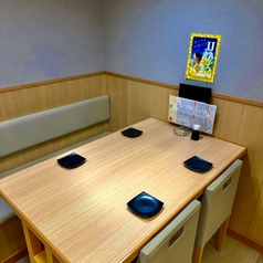 大人数でも移動しやすいように店内入り口付近かつ席も大き目な設計とさせていただきました。白基調の店内も相まって和の雰囲気を味わいつつ、お酒やお食事を是非お楽しみください。