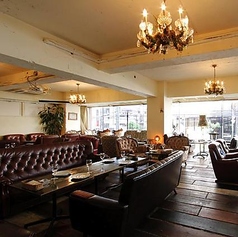 広々とした店内はテーブル席を多数ご用意しており、ゆったりとお過ごしいただけます。窓から光が差し込む開放的な空間は、女子会やご友人とのランチに最適です♪