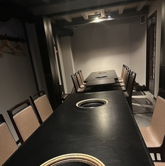 ビル2階に個室オープン！落ち着いた空間でゆったり過ごせる24名様までの完全個室。程よい距離感で会話も弾み、会社宴会や食事会、特別な集まりにも最適。周囲を気にせず上質なお食事を楽しめる、贅沢なひとときを演出します。